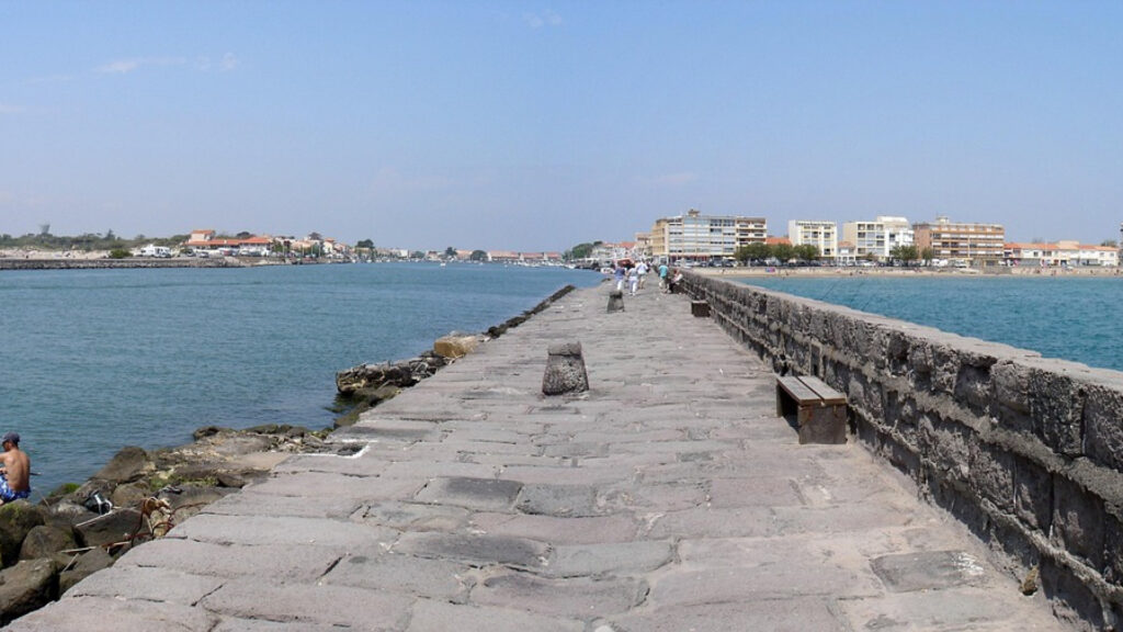 Cap d’Agde naturiste : comment organiser son premier séjour sans stress ?